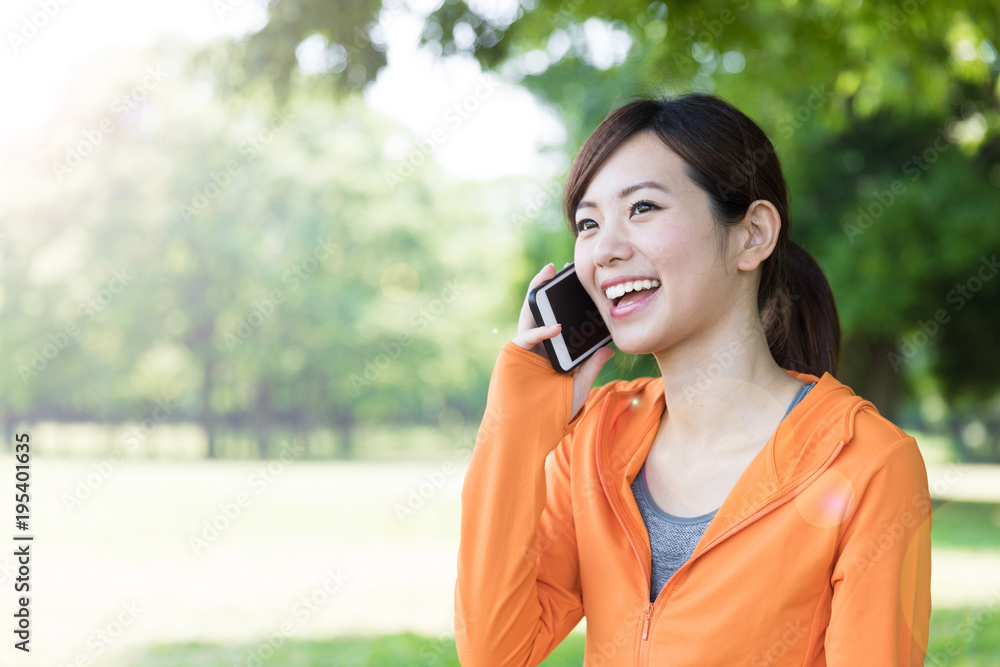 公園で電話をする女性