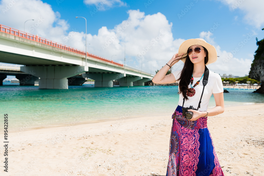 年轻女士去海滩旅行。