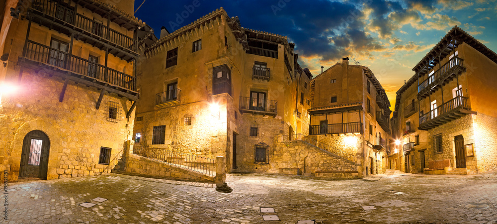 Pueblo medieval español.Viajes y aventuras por España.Plaza del pueblo en escena nocturna.Albarracin