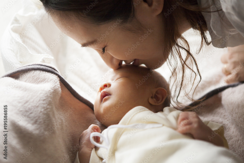 母親が自分の子供にキスをしている