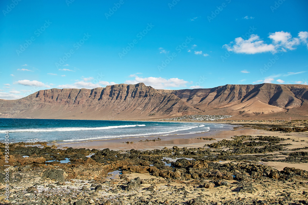 兰萨罗特火山山和大西洋景观