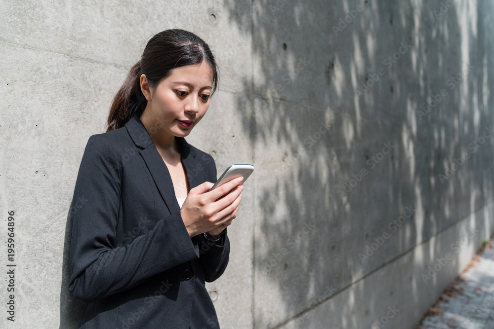 商务女性正在进行电话交谈