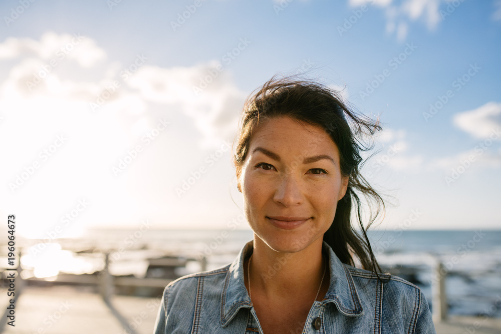 站在海边度假的女人