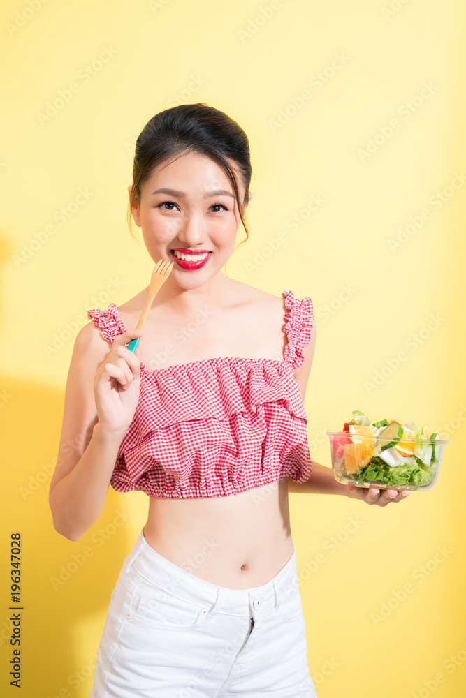 亚洲美女夏装与新鲜沙拉合影