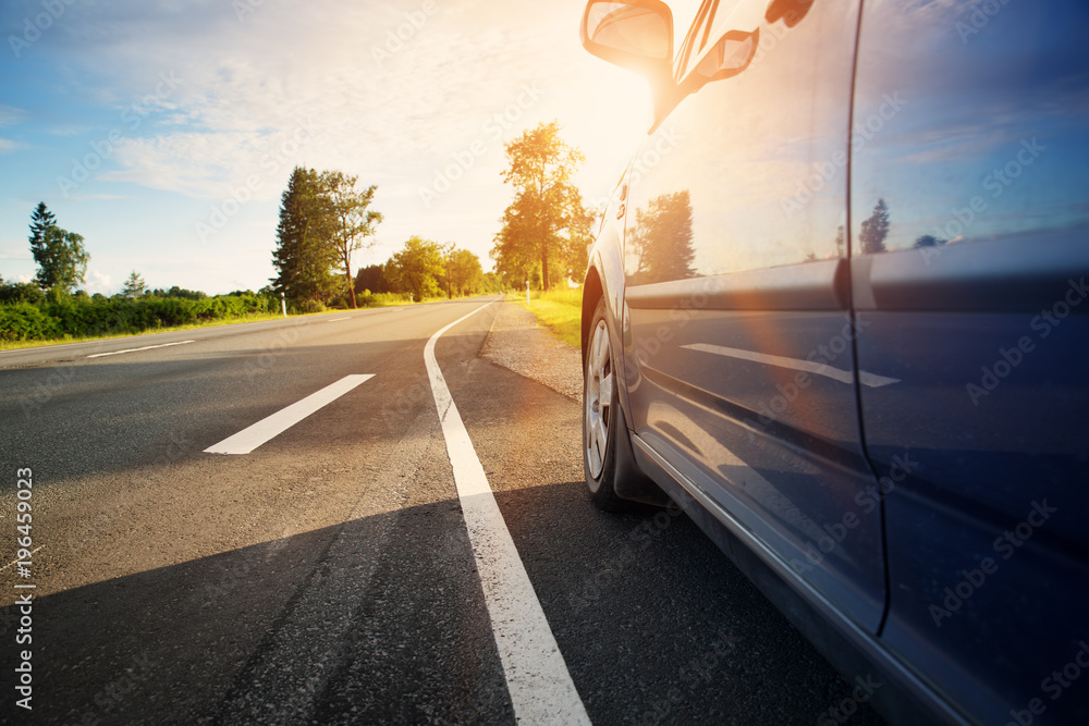 夏天公园里沥青路上的汽车。高速公路上的汽车