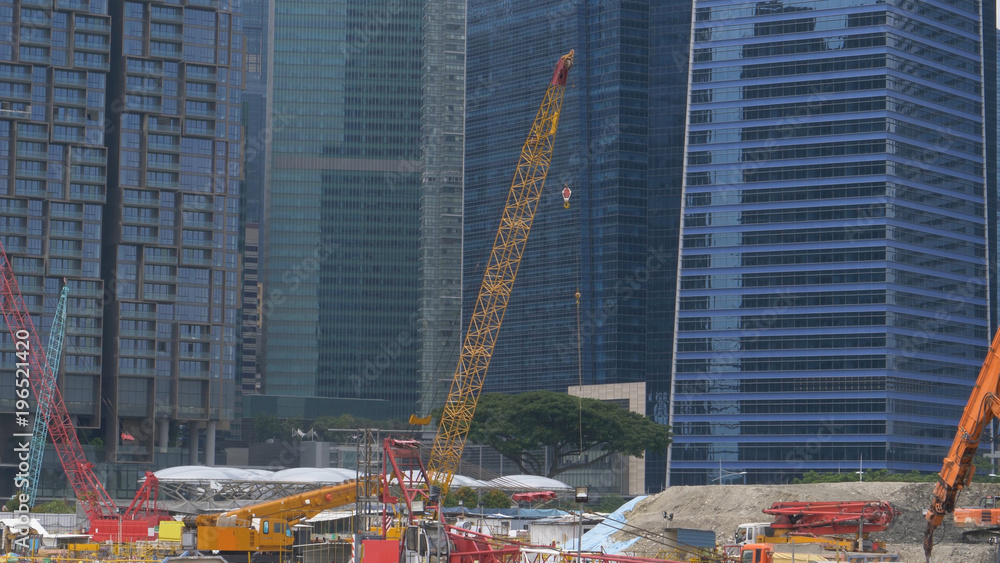 重型机械帮助城市大都市建筑工地上的工人。