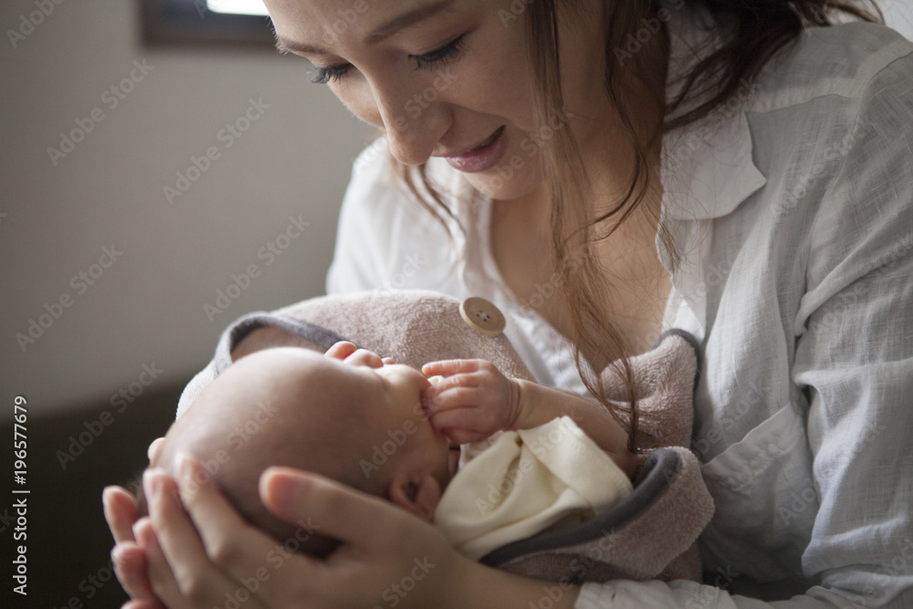 母親が子供を大事に抱きかかえている