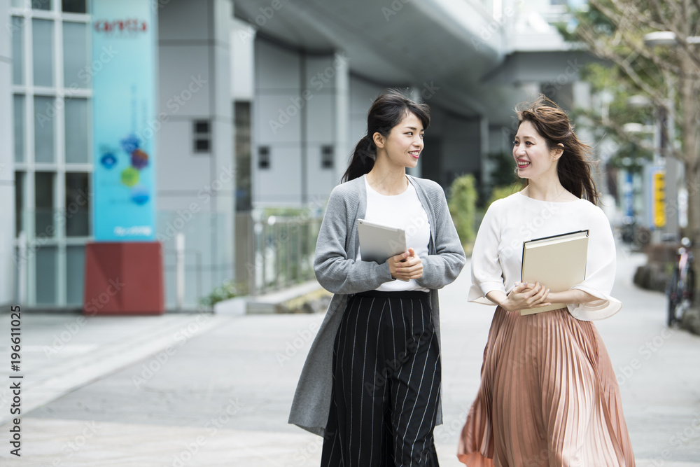 オフィス街を歩く女性たち