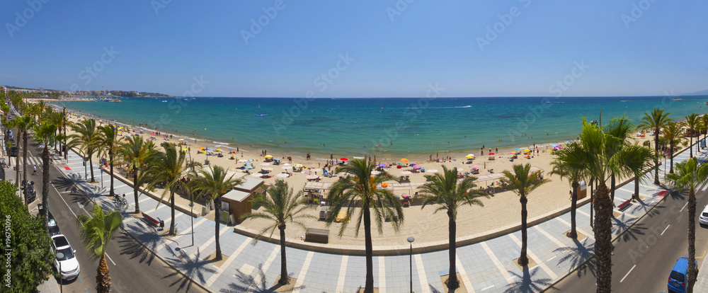 阳光明媚的日子里，西班牙Salou Platja Llarga海滩的景色