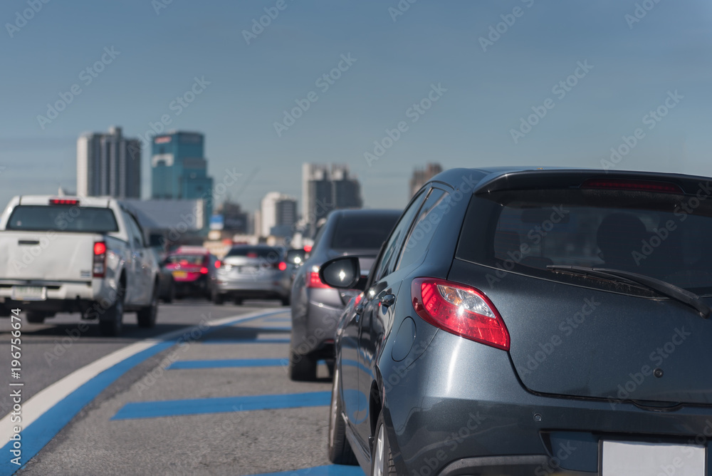 收费公路上一排排汽车拥堵