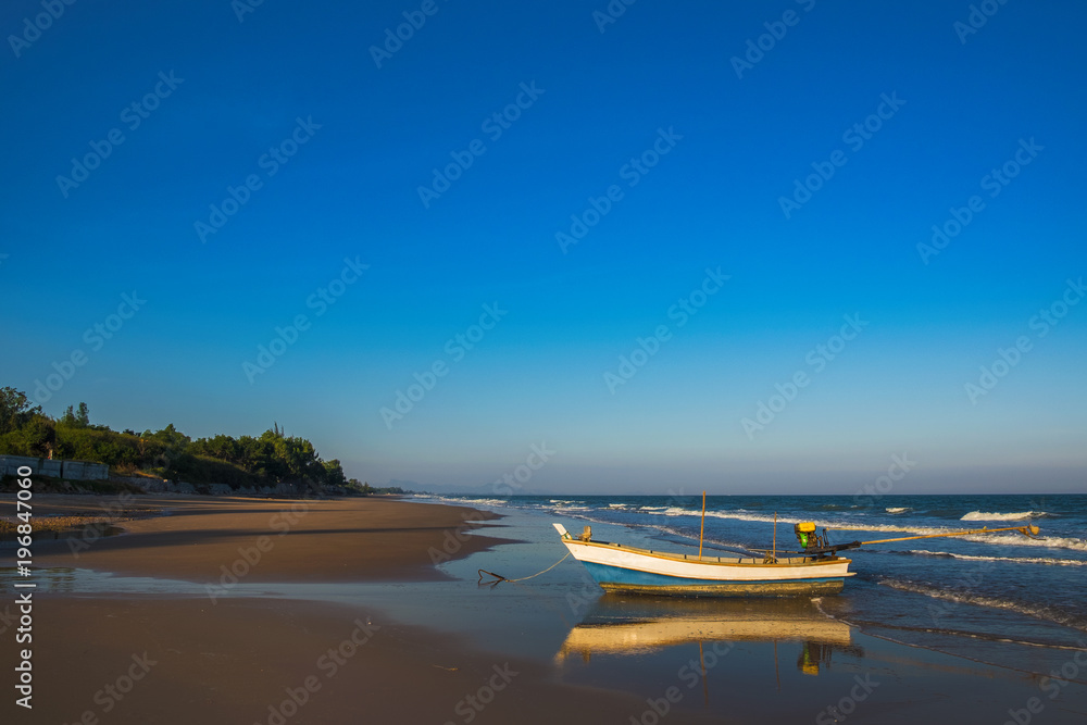 泰国南部Prachuab Khiri Khan的海景、沙滩和渔船