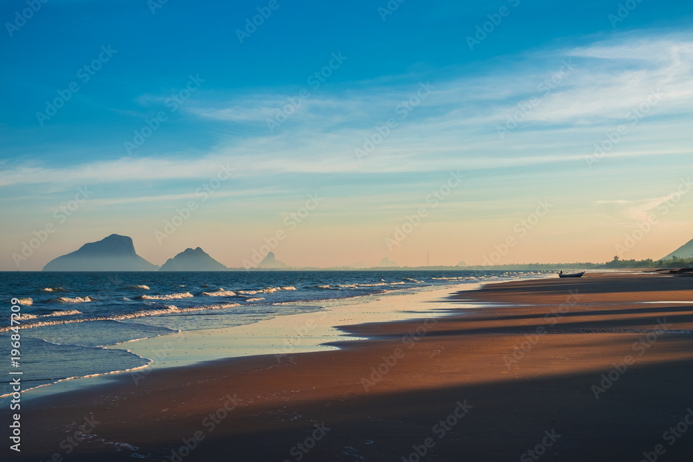 泰国南部Prachuab Khiri Khan海滩上美丽的傍晚日落，色彩缤纷