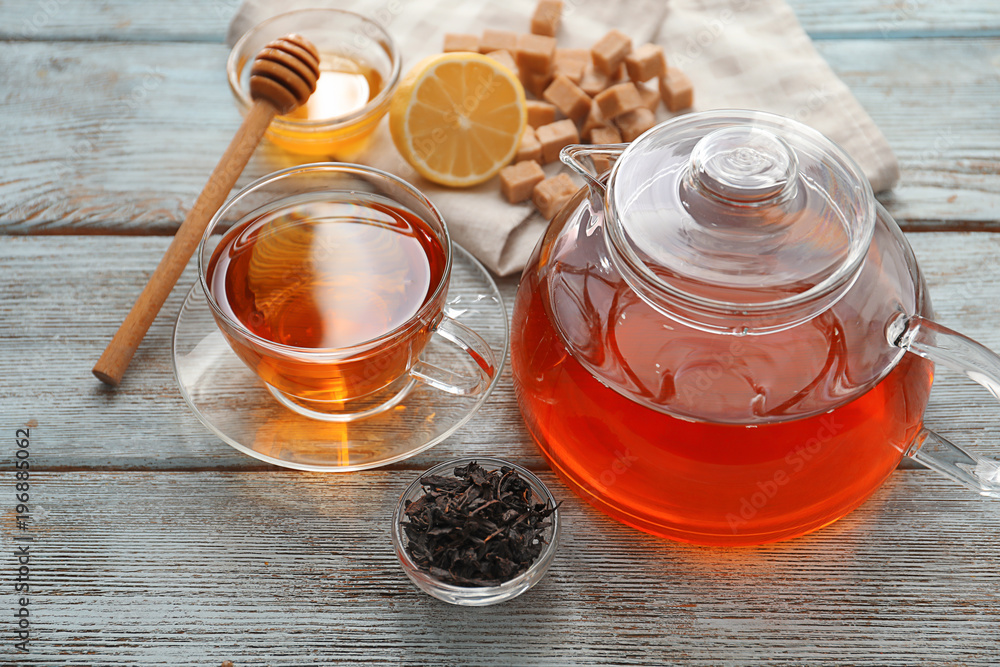 桌上有一杯芳香饮料的干红茶叶和茶壶