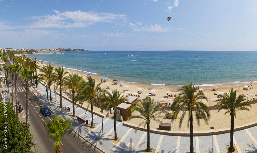 阳光明媚的日子里，西班牙Salou Platja Llarga海滩的景色