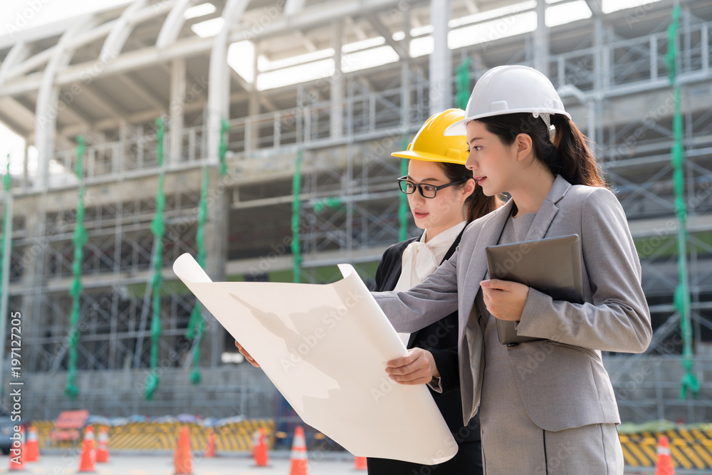 展示建筑平面图的女工程师。