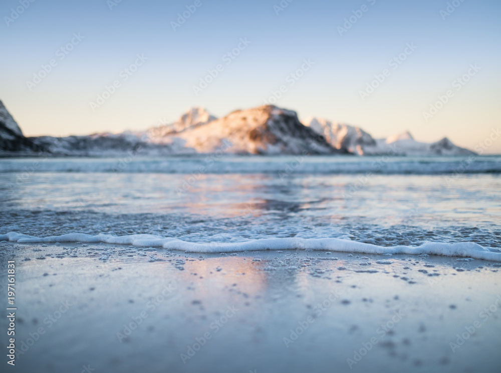 日出时的海景。美丽的海滨自然景观