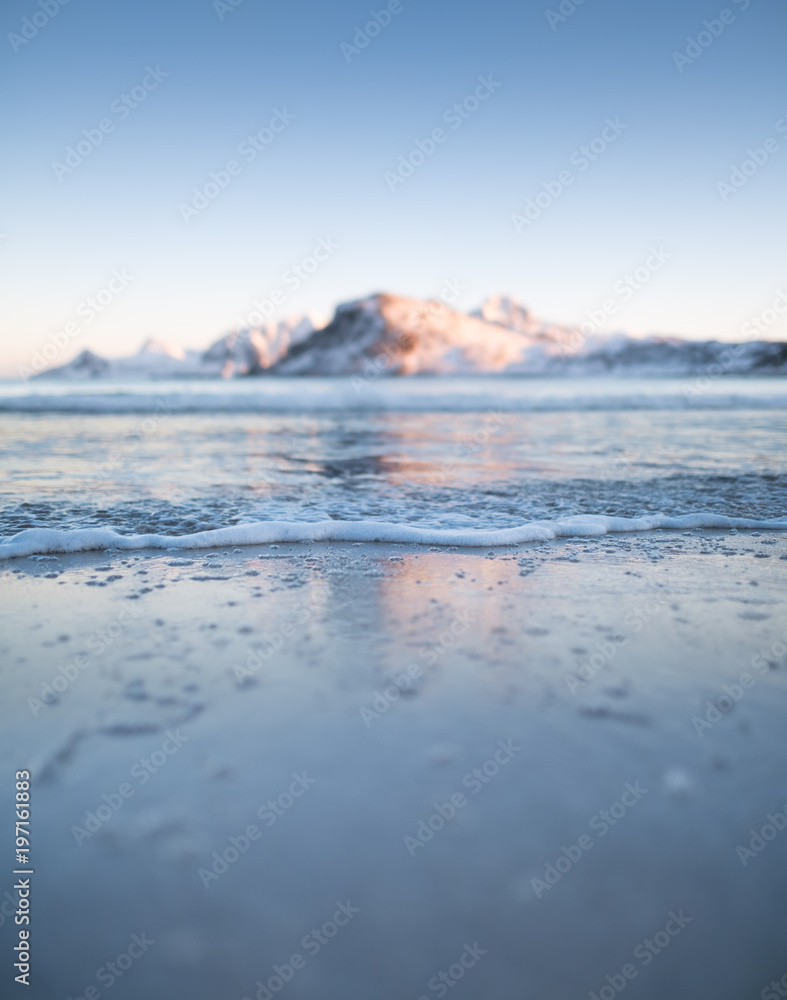 日出时的海景。美丽的海滨自然景观