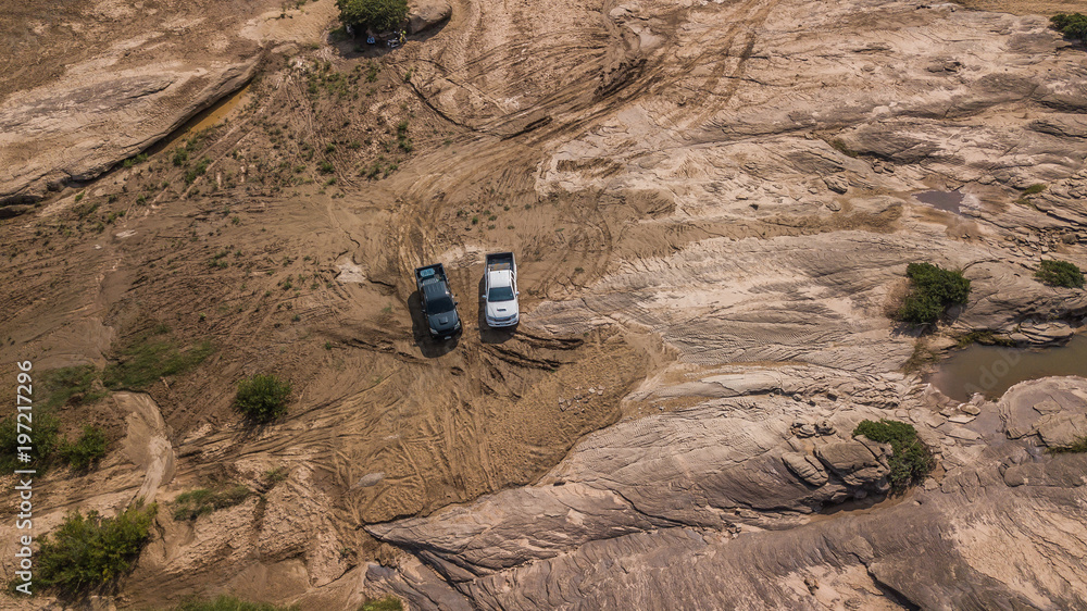 越野车鸟瞰图，户外运动型4x4旅行。