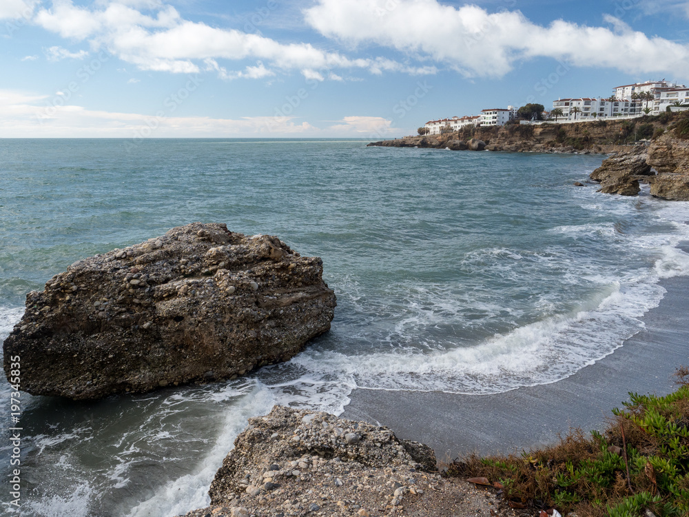 Nerja，太阳海岸上的一个小镇。海滩和山脉的景色。西班牙安达卢西亚。马尔