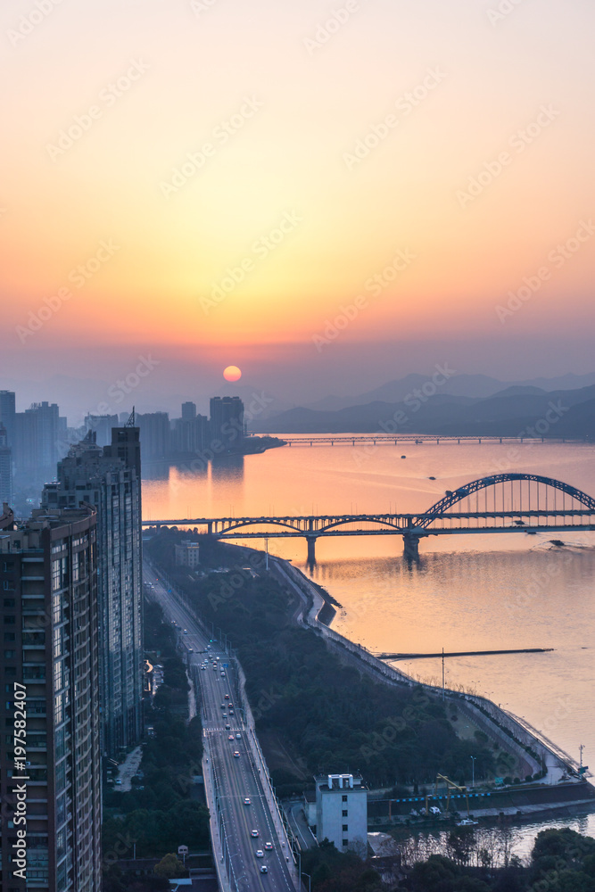 日落时中国杭州的全景城市景观