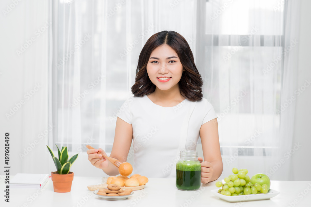 健康膳食。快乐美丽微笑的女人喝绿色排毒蔬菜冰沙。健康生活