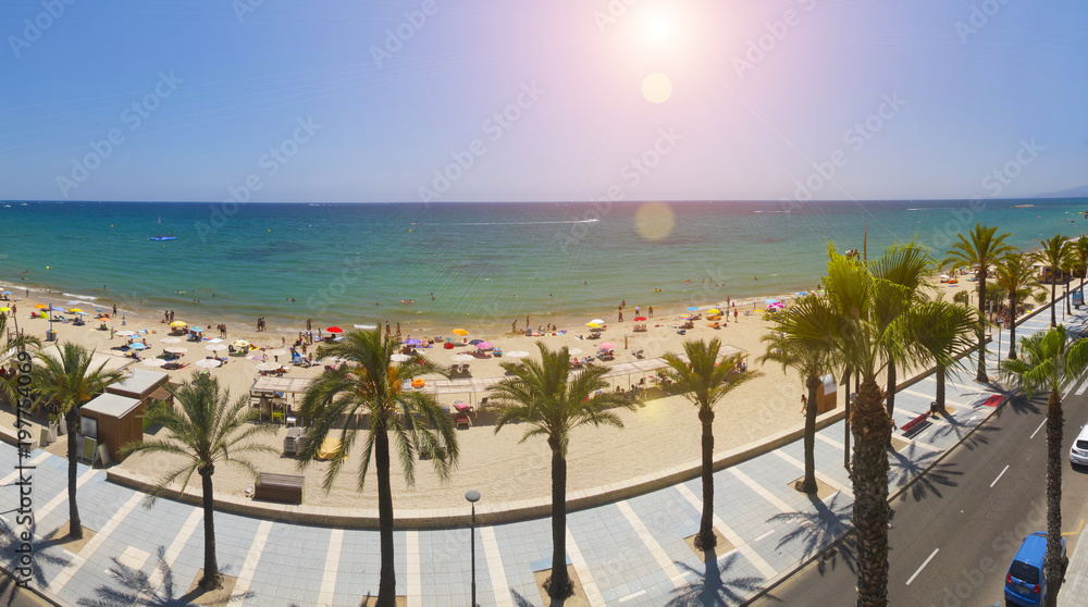 阳光明媚的日子里，西班牙Salou Platja Llarga海滩的景色