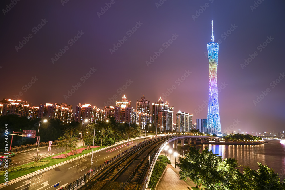 广州美丽的城市夜景和建筑景观的天际线