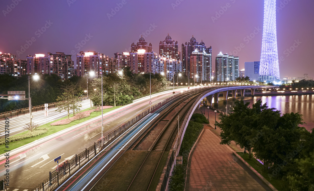 广州美丽的城市夜景和建筑景观的天际线