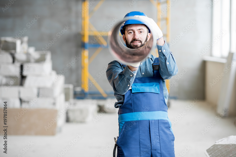 一位建筑工人透过室内通风管道观看的有趣画像