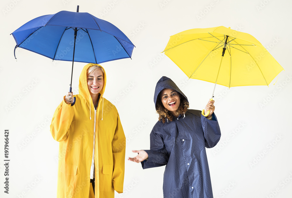 年轻女性享受雨季