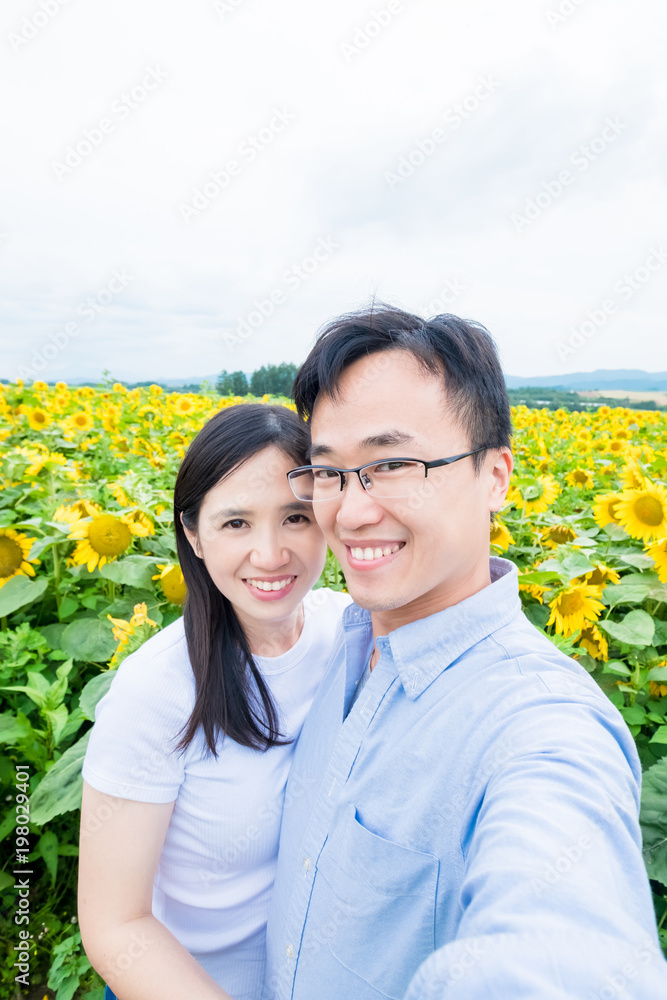 与向日葵的情侣自拍