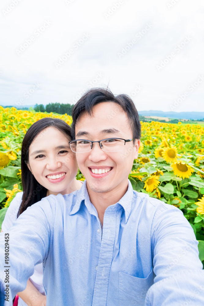 与向日葵情侣自拍