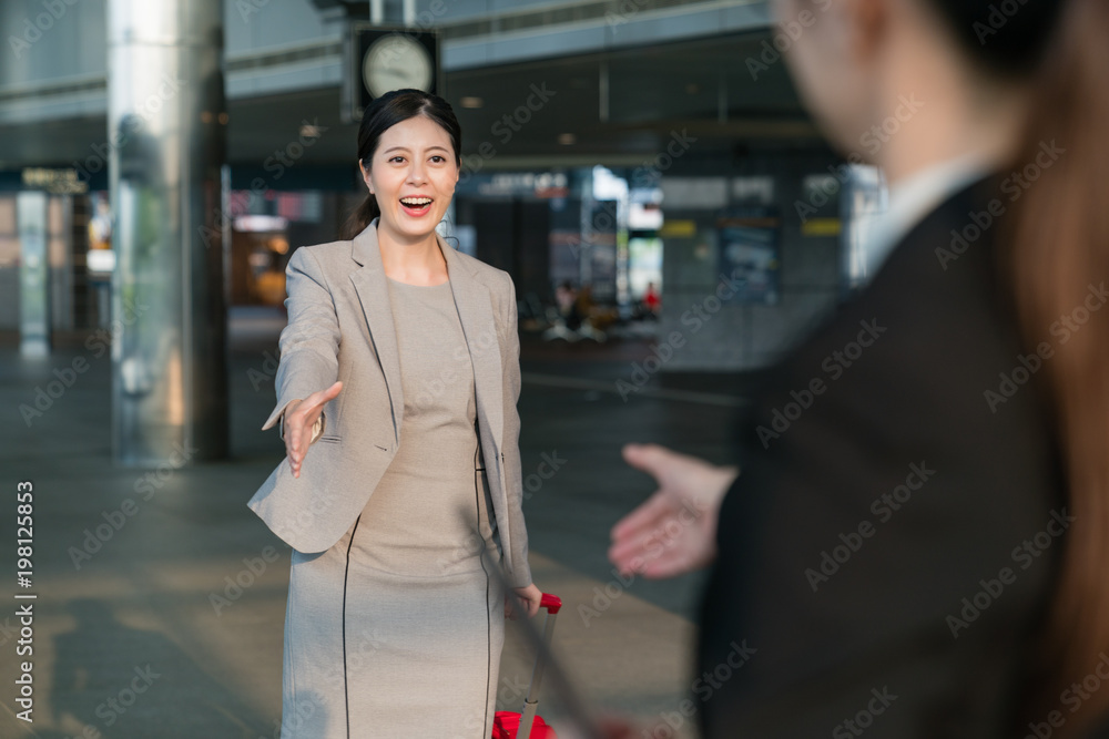 女商人要握手了。