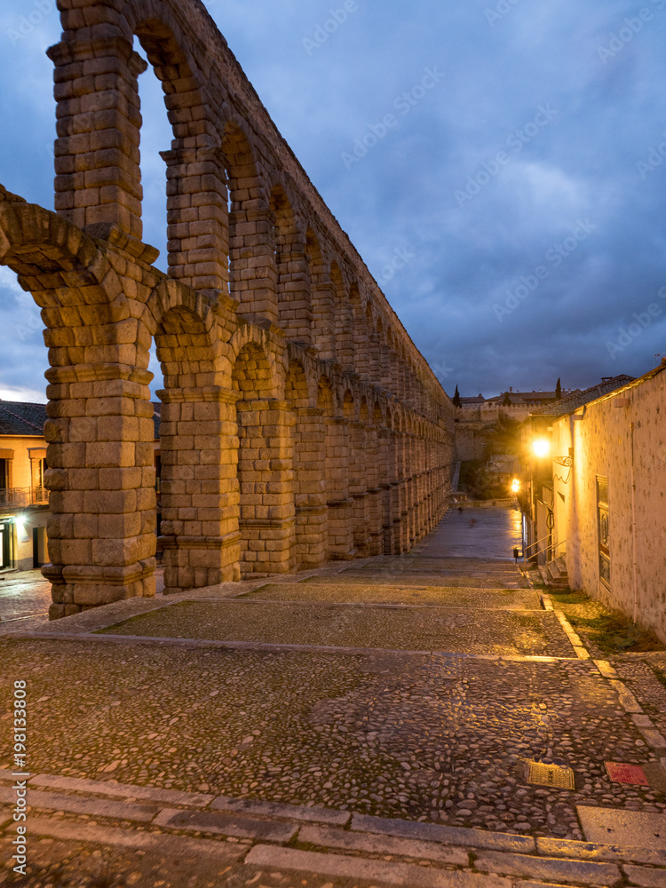 Nightly Segovia，西班牙，古罗马渡槽。Segovia渡槽，位于广场