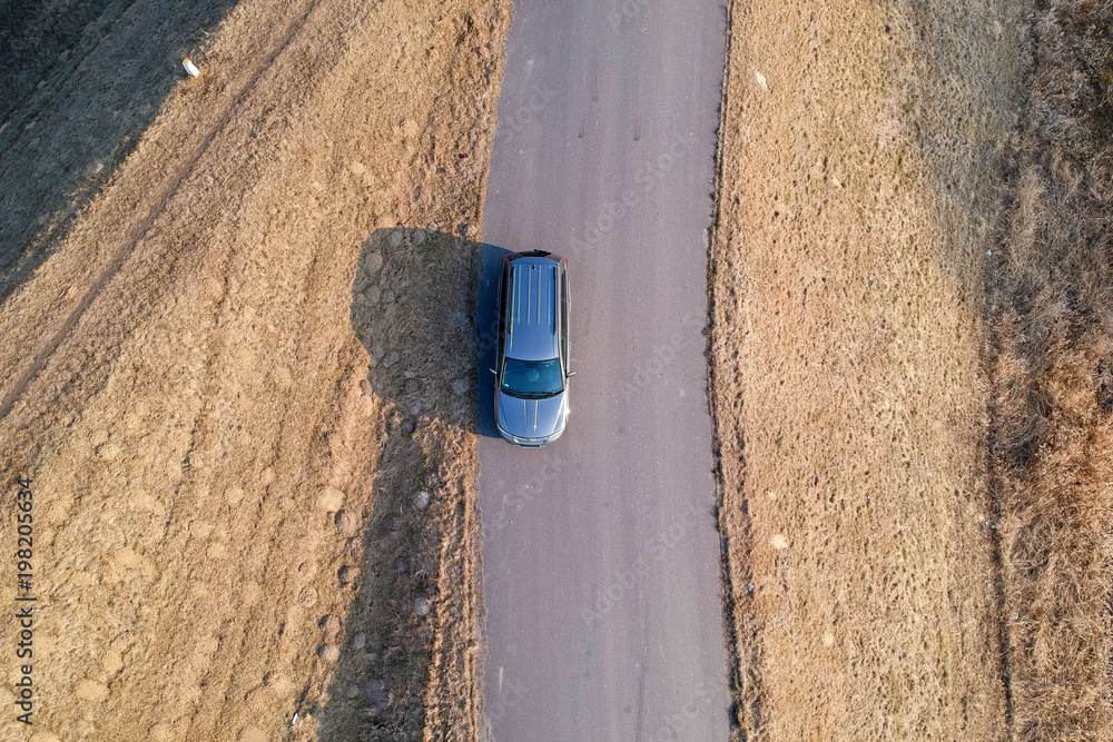 汽车在道路上行驶的鸟瞰图