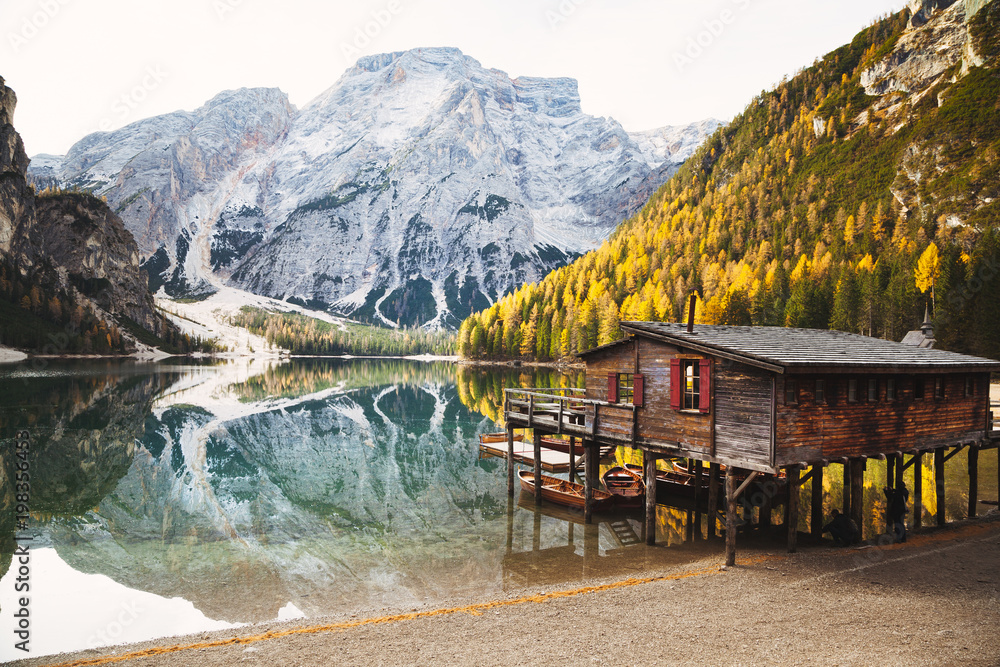 Lago di Braies in fall，Dolomites，South Tyrol，意大利南蒂罗尔