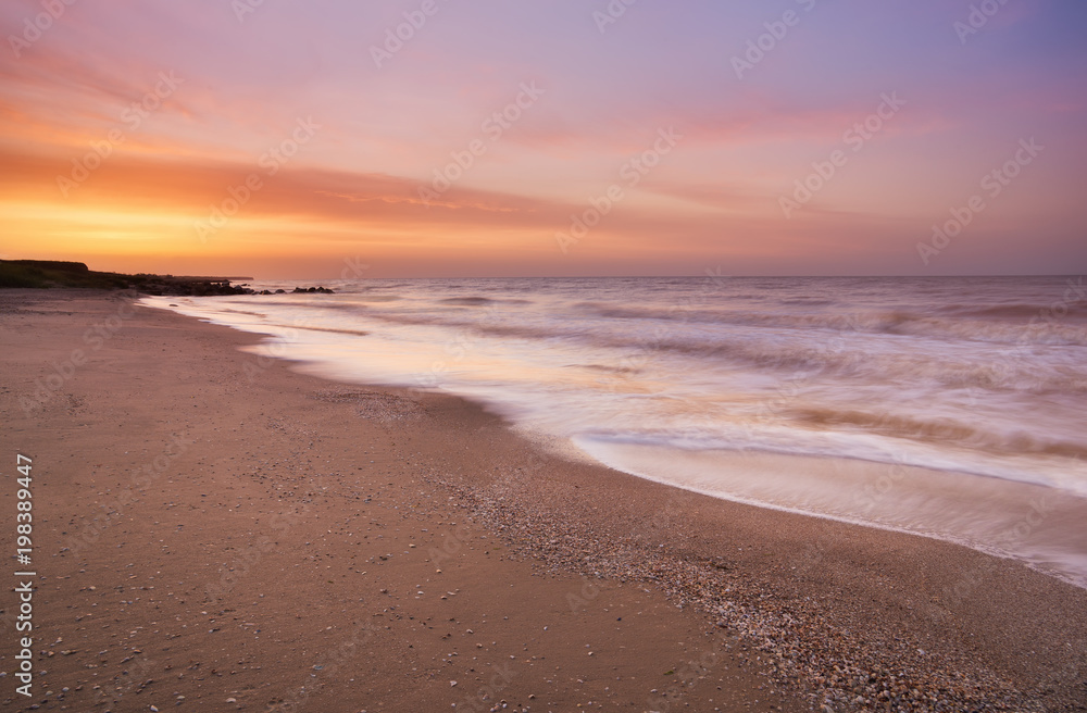 日出时的海景。夏日自然美景