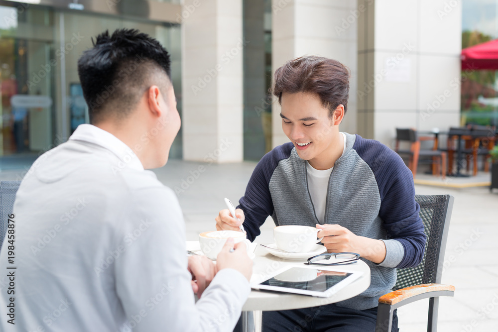 两名男性学生一起学习或创业。