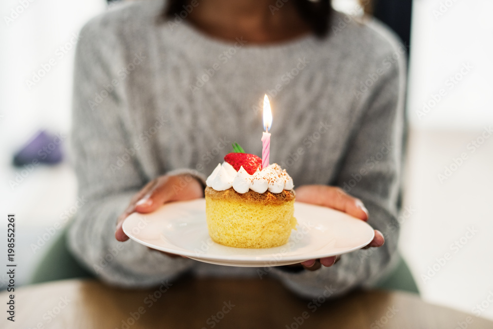 女人用蛋糕庆祝生日