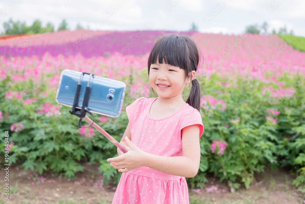 可爱女孩快乐自拍