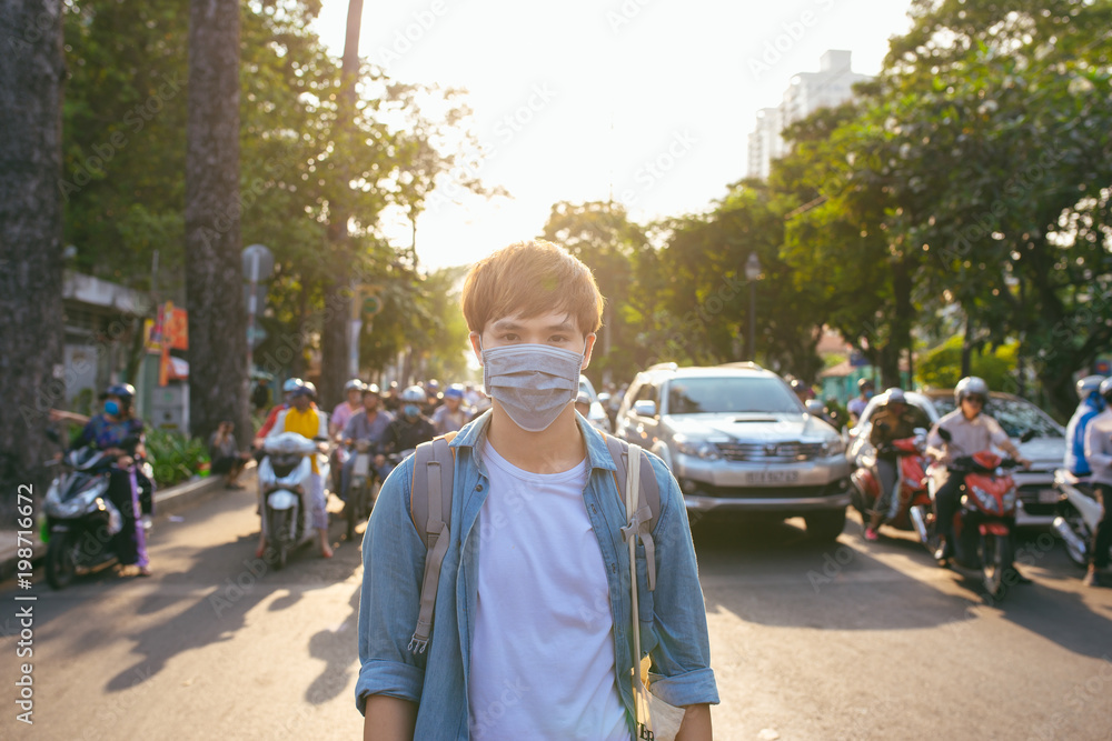 街上戴防护口罩的亚裔男子