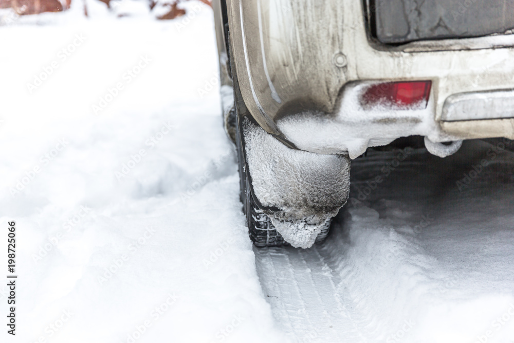 汽车在雪地里行驶