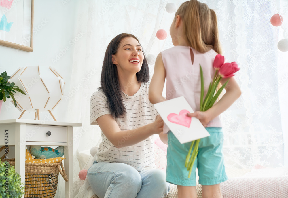 女儿在祝贺妈妈