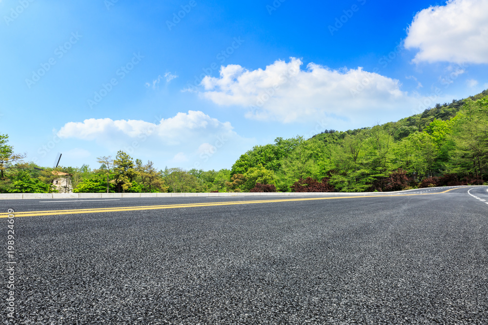 夏日山景柏油路绿林