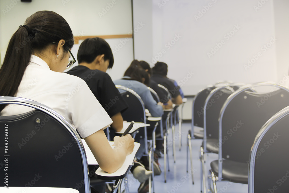 帮助大学生握笔写作/计算器进行考试/学习或测验，测试