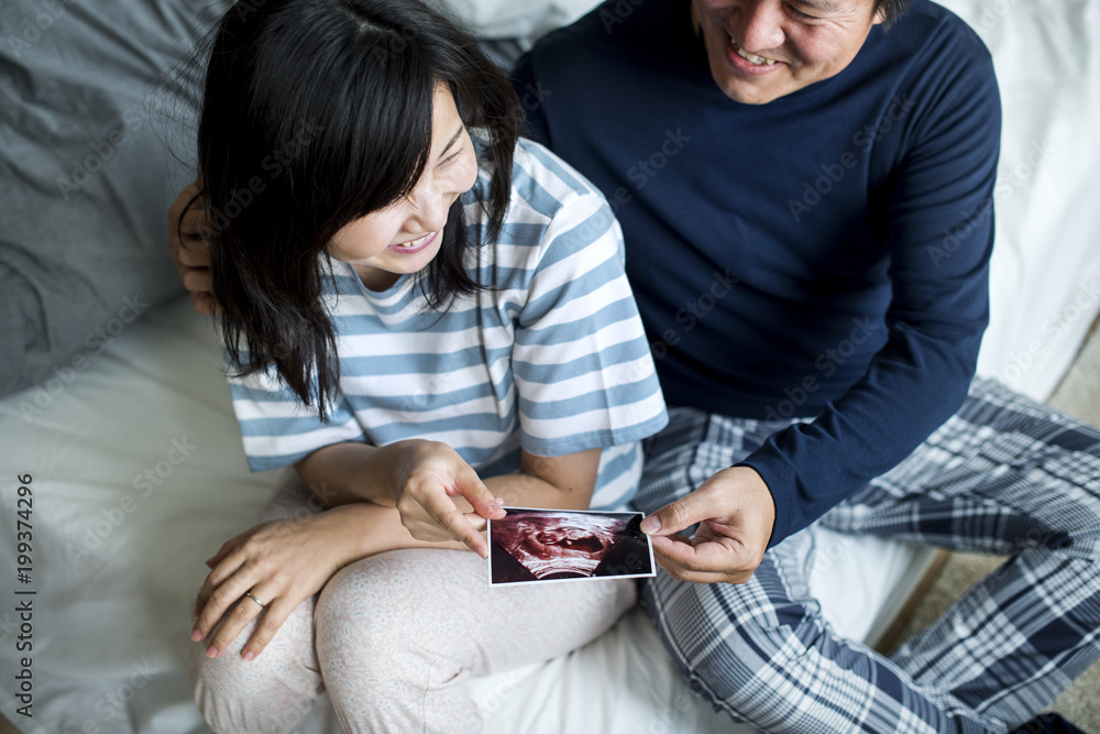 亚洲夫妇与婴儿超声波照片