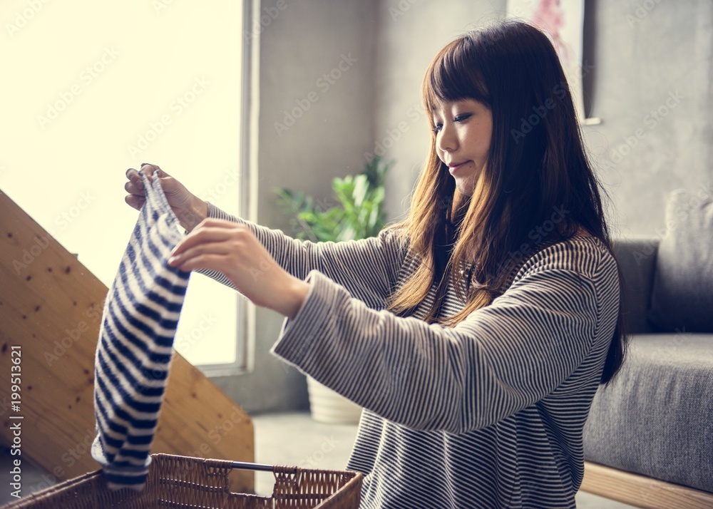 日本妈妈抱着她的婴儿裙