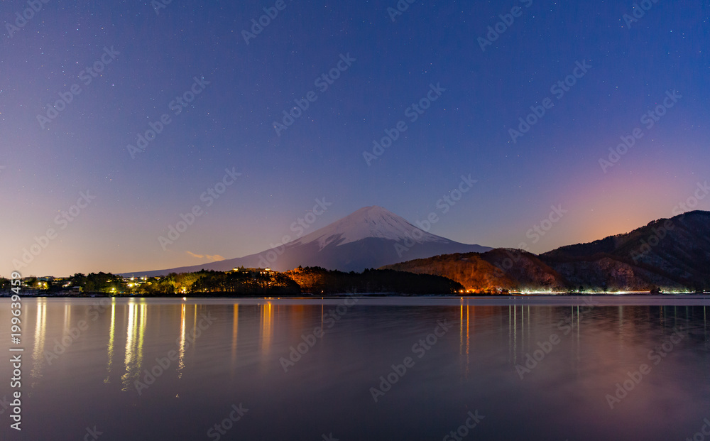 夜晚的河口湖和富士山