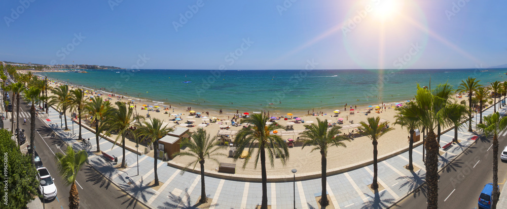 阳光明媚的日子里，西班牙Salou Platja Llarga海滩的景色