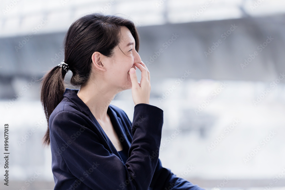 美丽的亚洲聪明女人在海军蓝颜色西装肖像户外位置